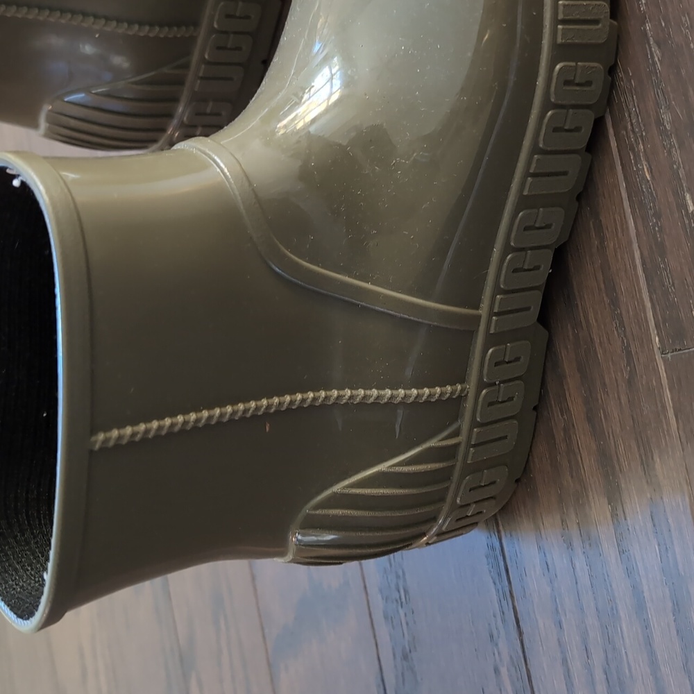 UGG Size 8 Olive Green Rain Boot - Picture 4 of 11